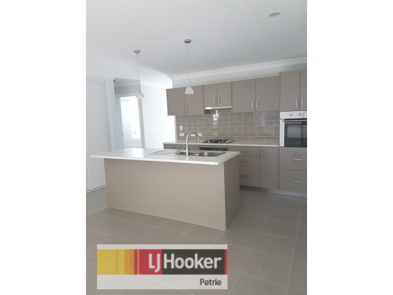 2/28 Young Street, Petrie QLD 4502