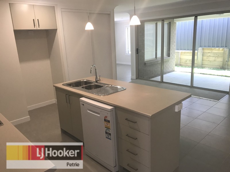 2/28 Young Street, Petrie QLD 4502