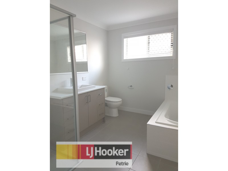 2/28 Young Street, Petrie QLD 4502