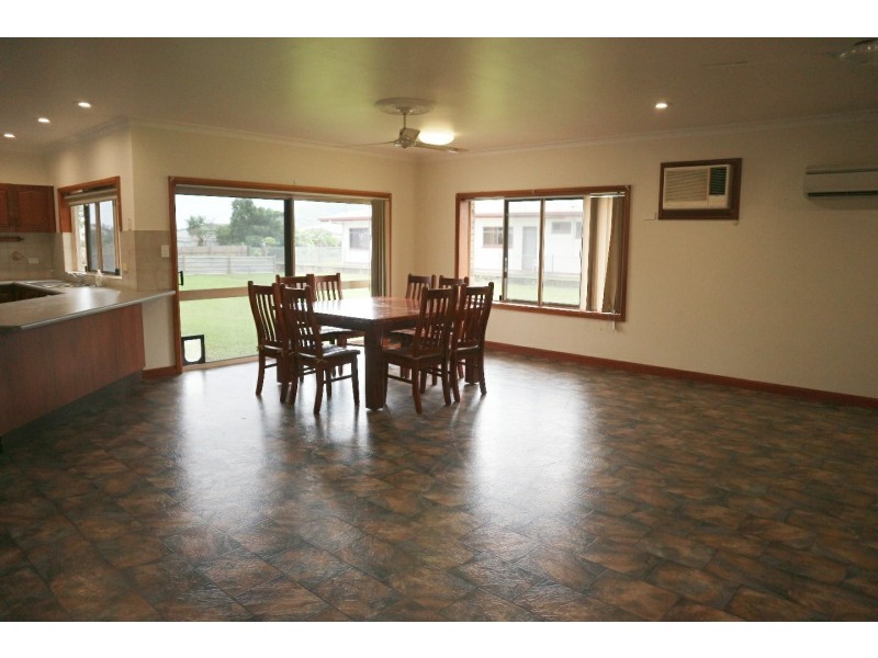 8 Jones Street, Mossman QLD 4873