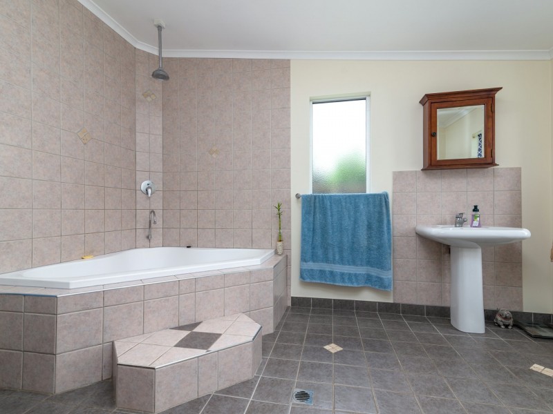 18 Andrews Street, Newell QLD 4873