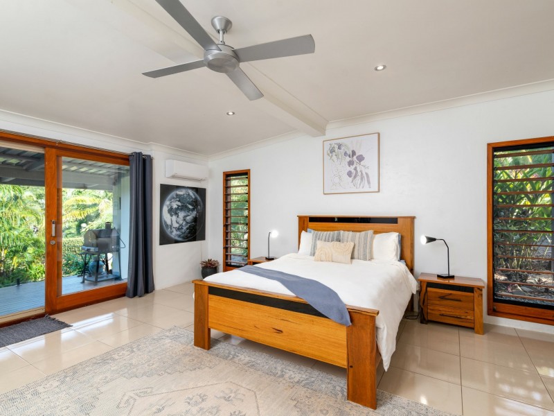 8 Finlay Crescent, Oak Beach QLD 4877