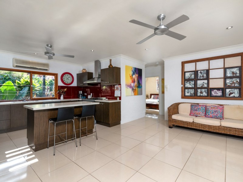 8 Finlay Crescent, Oak Beach QLD 4877