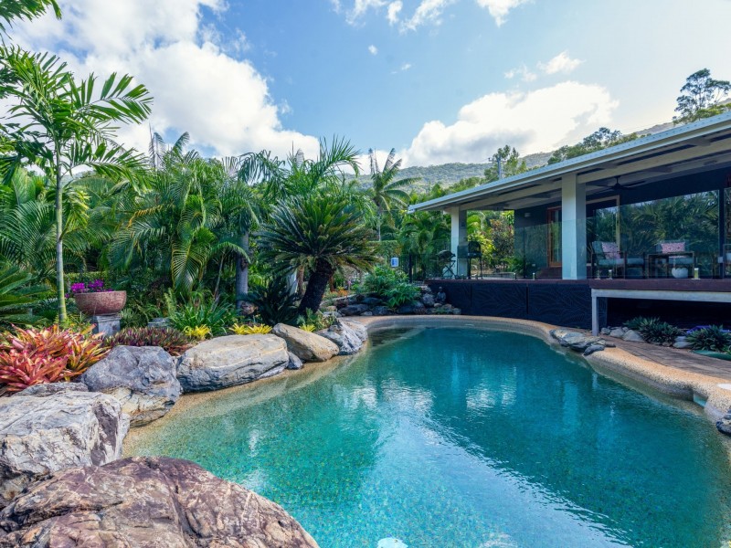 8 Finlay Crescent, Oak Beach QLD 4877