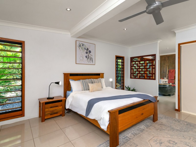 8 Finlay Crescent, Oak Beach QLD 4877