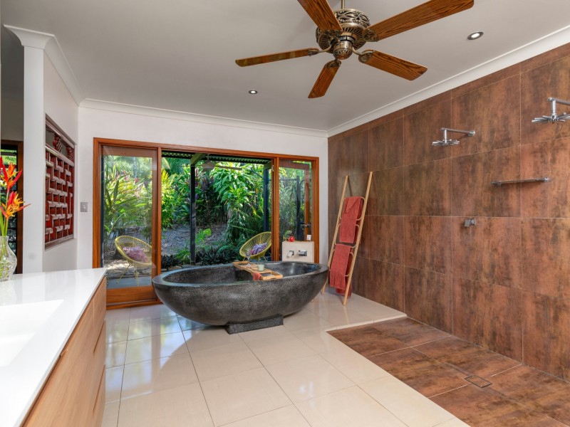 8 Finlay Crescent, Oak Beach QLD 4877