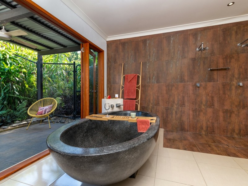 8 Finlay Crescent, Oak Beach QLD 4877