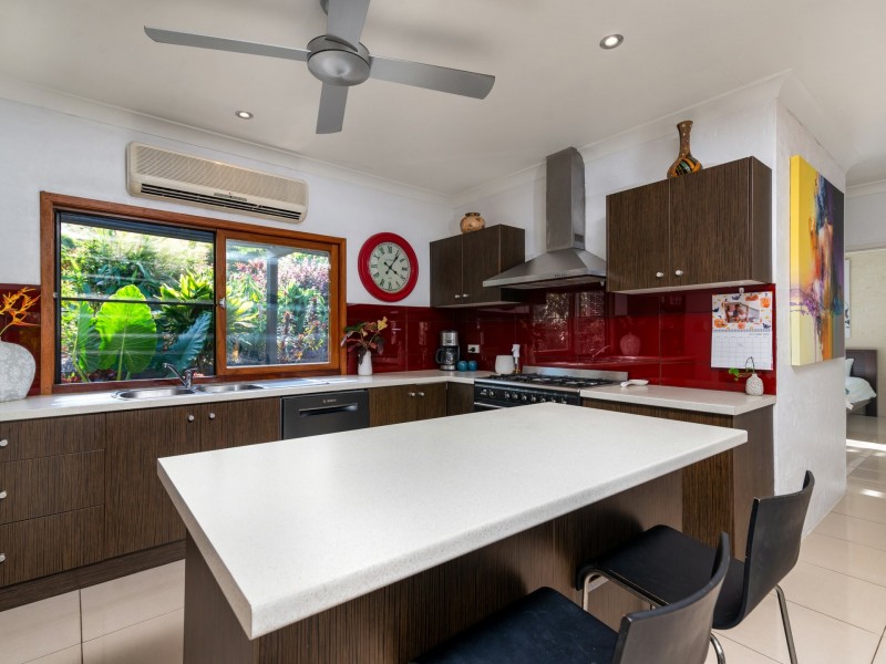8 Finlay Crescent, Oak Beach QLD 4877