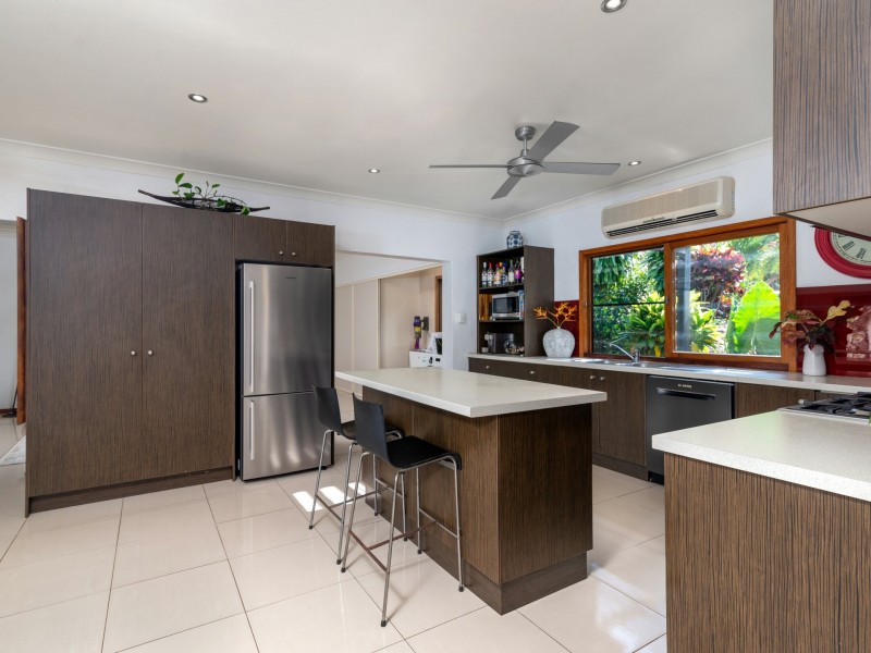 8 Finlay Crescent, Oak Beach QLD 4877