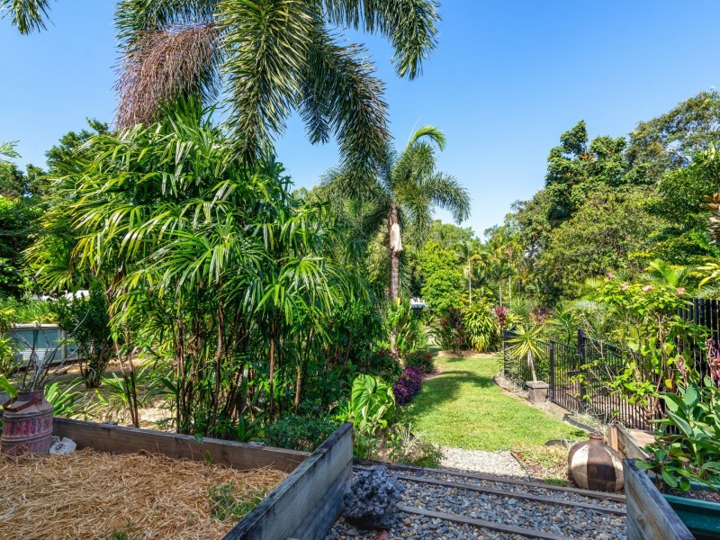 8 Finlay Crescent, Oak Beach QLD 4877