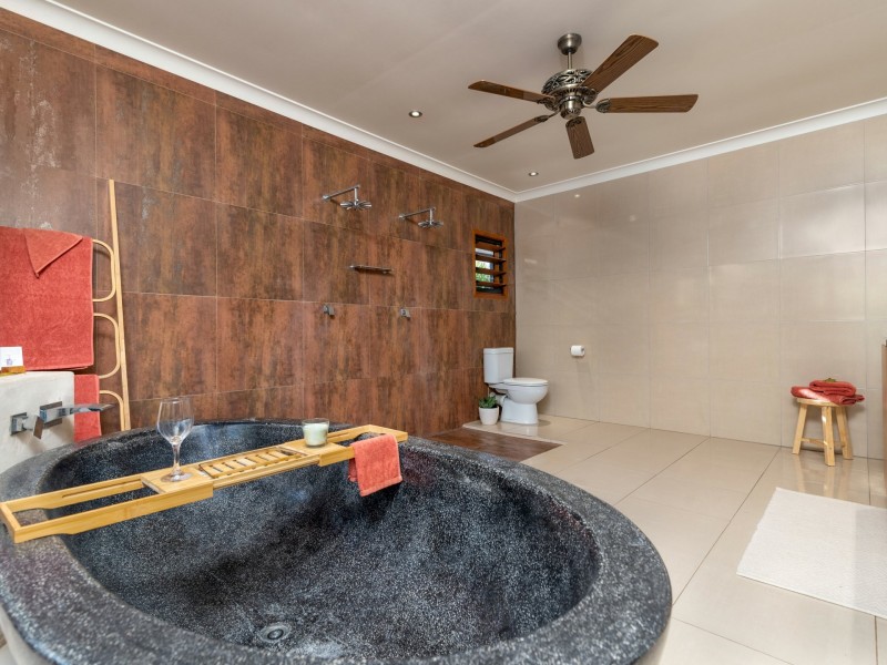 8 Finlay Crescent, Oak Beach QLD 4877