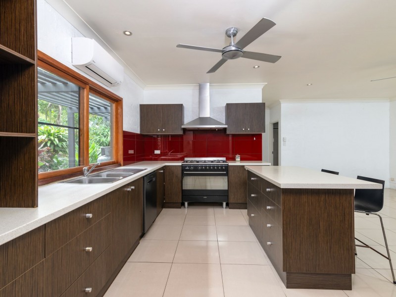 8 Finlay Crescent, Oak Beach QLD 4877