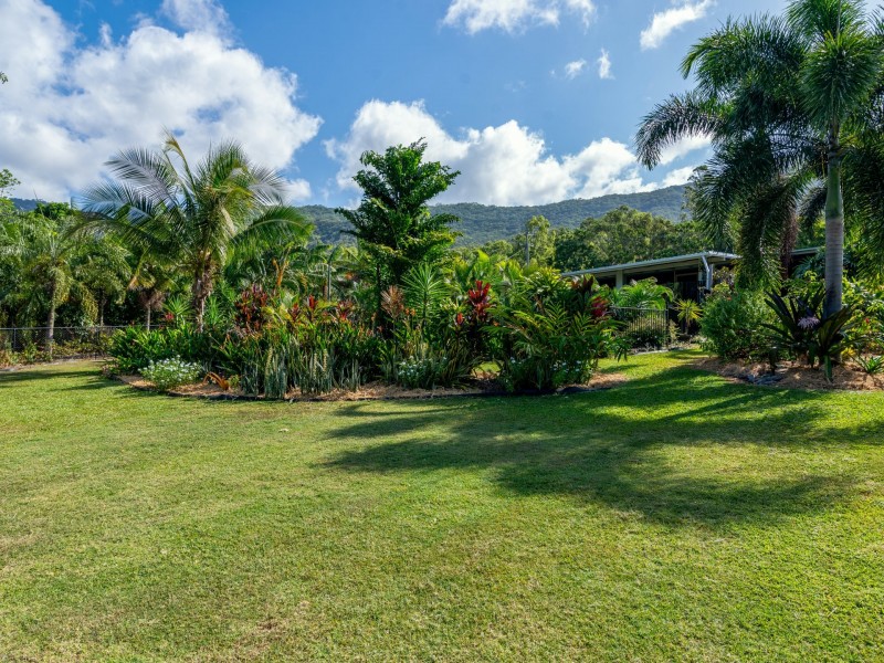 8 Finlay Crescent, Oak Beach QLD 4877