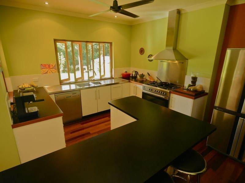 16 Robin Close, Whyanbeel QLD 4873