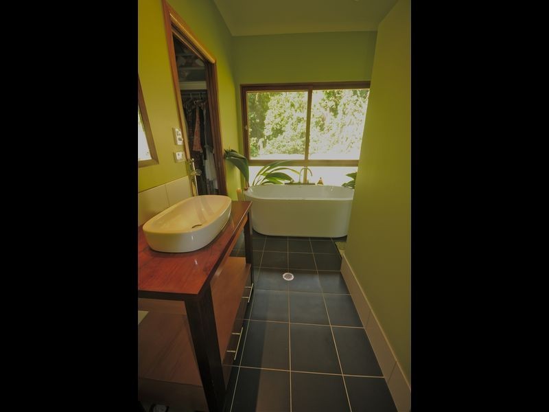 16 Robin Close, Whyanbeel QLD 4873