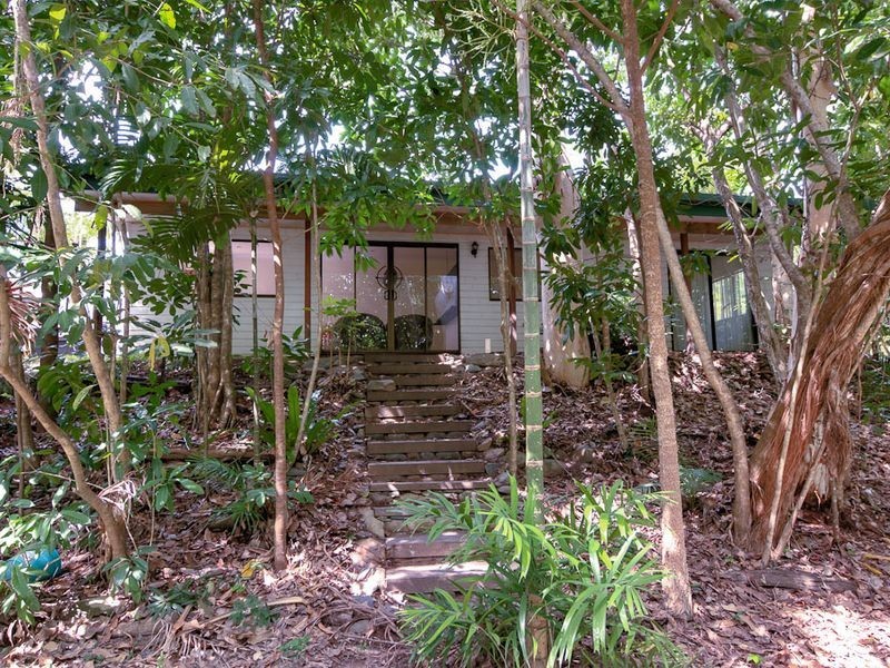 4 Nancy Close, Oak Beach QLD 4877