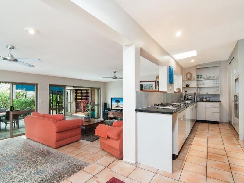 6 Oak Street, Oak Beach QLD 4877