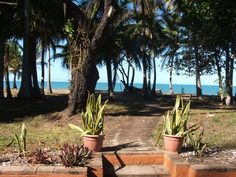 27 Oak Beach Road, Port Douglas QLD 4877