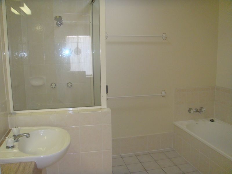 2/90 Livingstone Street, Berserker QLD 4701