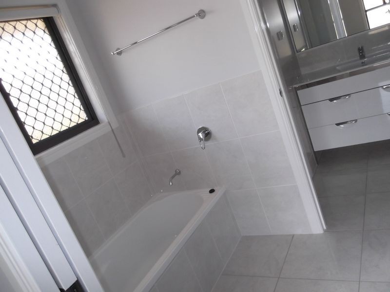 8 Boatwright Ave, Gracemere QLD 4702