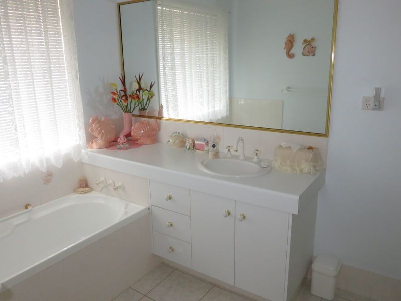 18 Sunrise Crescent, Gracemere QLD 4702