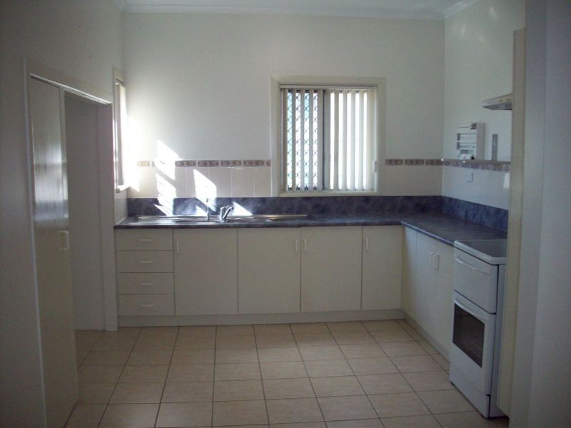 6 Renshaw Street, Park Avenue QLD 4701