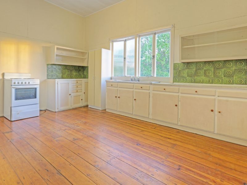 242 West Street, Depot Hill QLD 4700