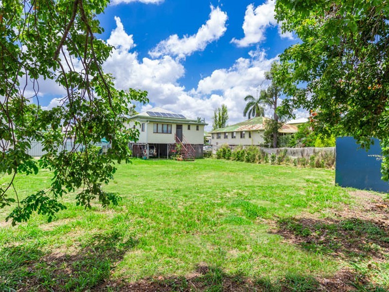355 East Street, Depot Hill QLD 4700