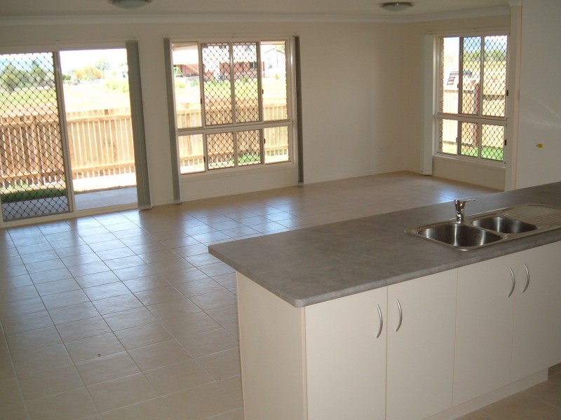 10 William Close, Gracemere QLD 4702