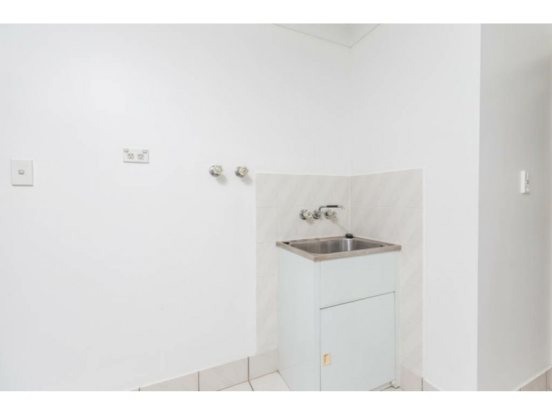 Unit 2/121 park street, Park Avenue QLD 4701