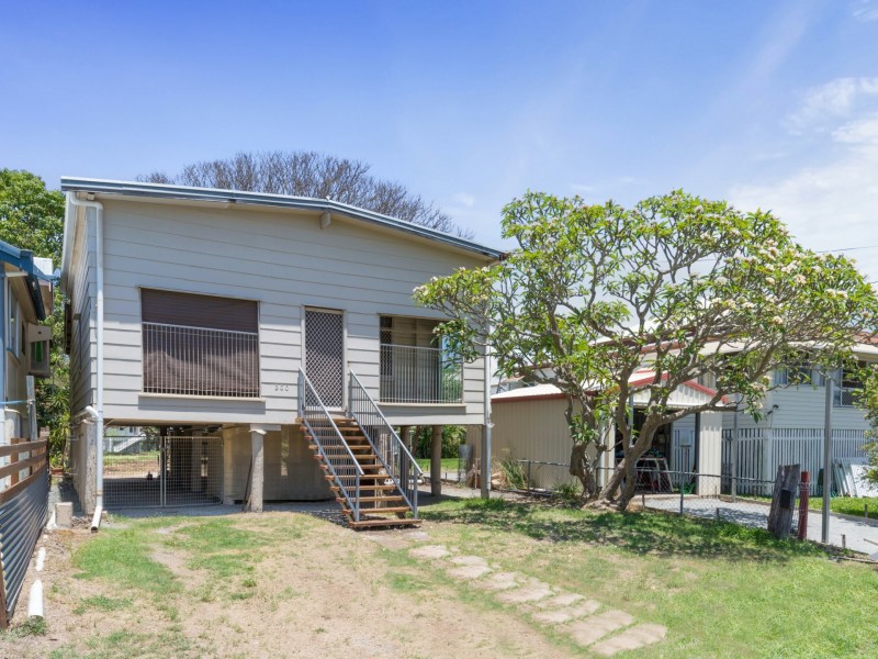 300 East Street, Depot Hill QLD 4700