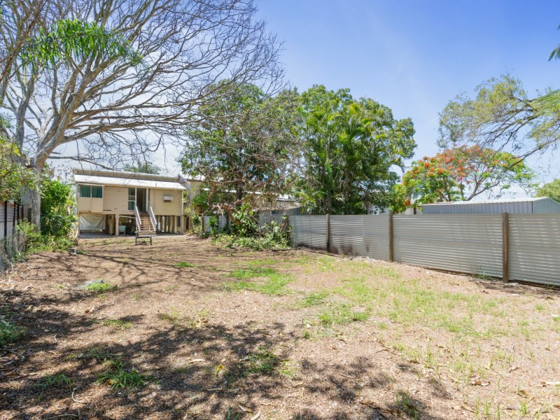 300 East Street, Depot Hill QLD 4700