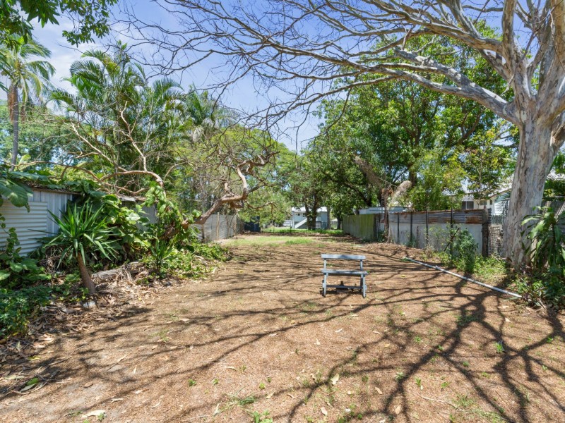 300 East Street, Depot Hill QLD 4700
