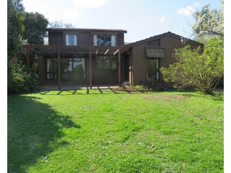 15 Lakeside Boulevard, Rowville VIC 3178