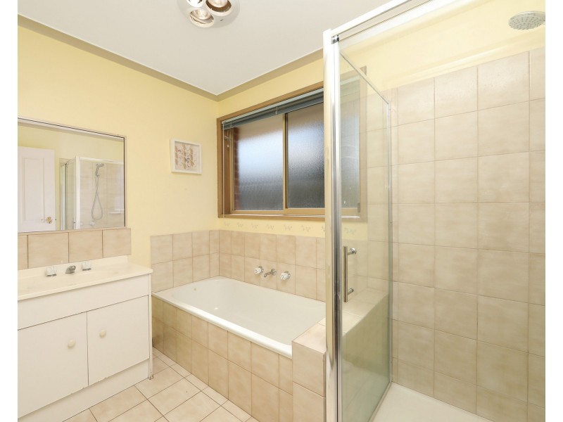 135 Waradgery Drive, Rowville VIC 3178