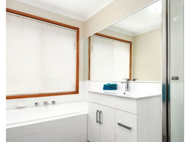 1 Whipbird Court, Rowville VIC 3178