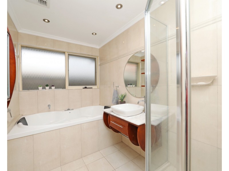 2 Bristol Place, Rowville VIC 3178