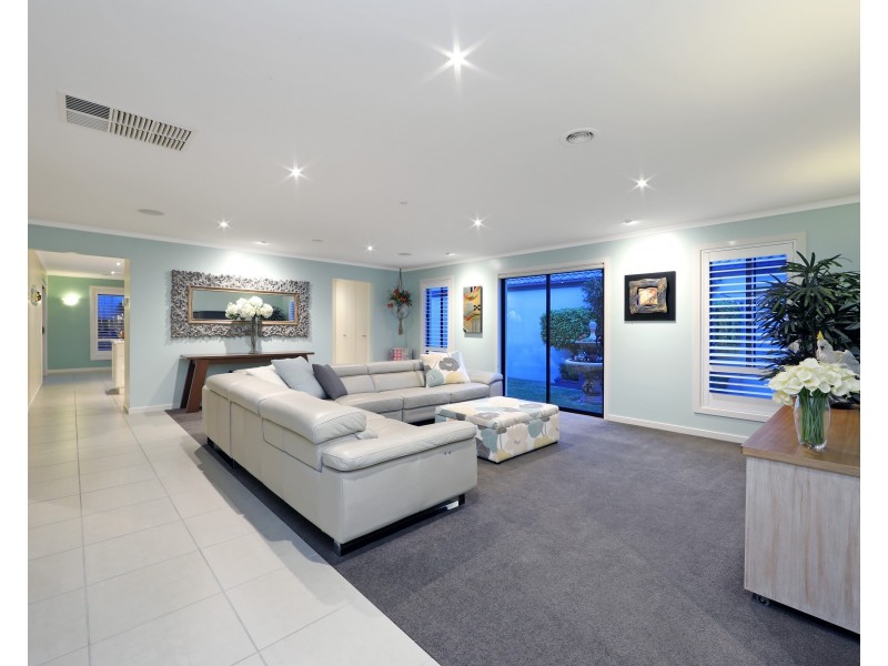 16 Sovereign Manors Crescent, Rowville VIC 3178