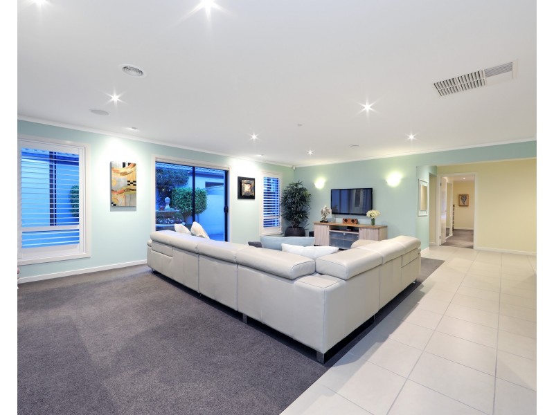 16 Sovereign Manors Crescent, Rowville VIC 3178