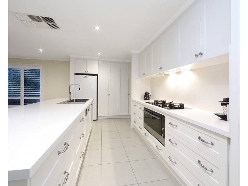 16 Sovereign Manors Crescent, Rowville VIC 3178