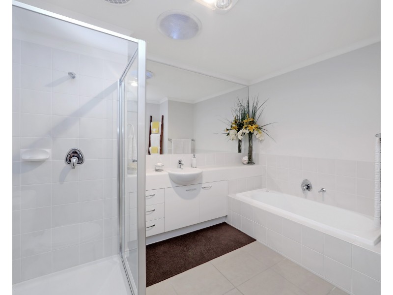 16 Sovereign Manors Crescent, Rowville VIC 3178