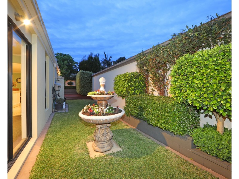 16 Sovereign Manors Crescent, Rowville VIC 3178