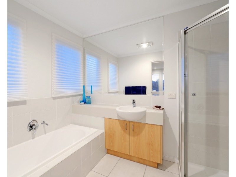 128 Sovereign Manors Crescent, Rowville VIC 3178