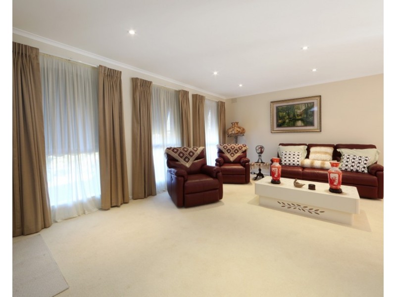 6 Lakeside Boulevard, Rowville VIC 3178