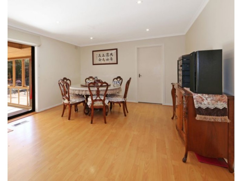 6 Lakeside Boulevard, Rowville VIC 3178