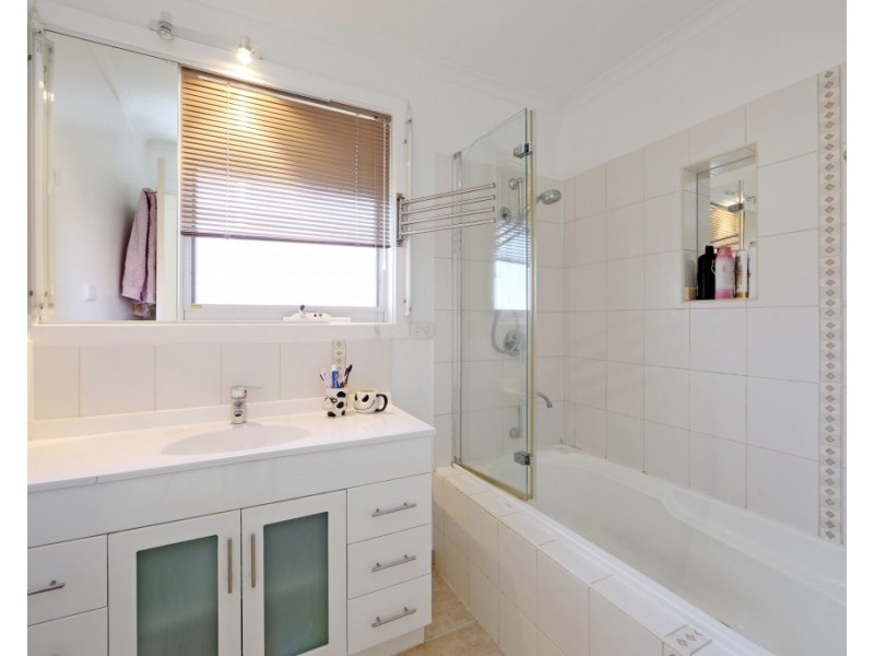 6 Lakeside Boulevard, Rowville VIC 3178