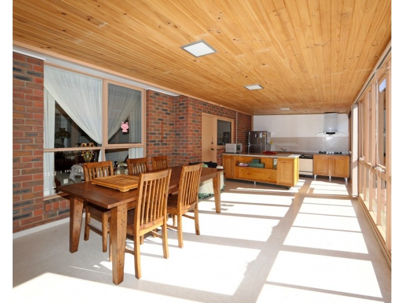 6 Lakeside Boulevard, Rowville VIC 3178