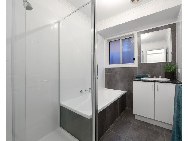10 Lakeside Boulevard, Rowville VIC 3178