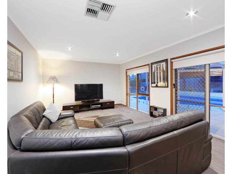 37 Candlebark Quadrant, Rowville VIC 3178