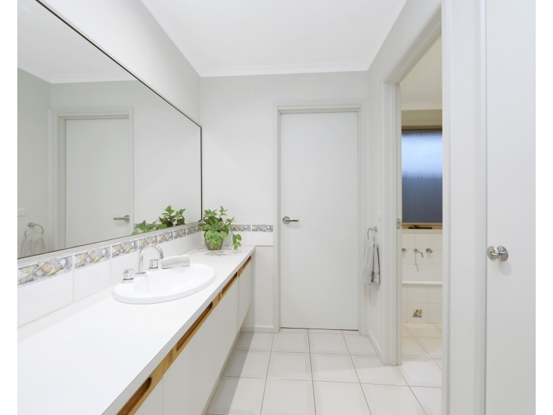 17 Cutler Close, Ferntree Gully VIC 3156